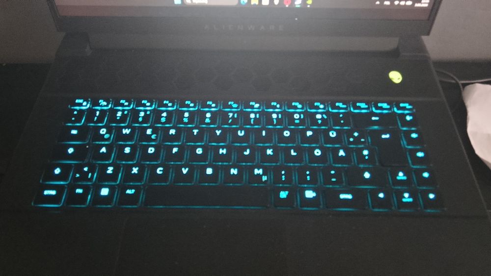 Witam mam na sprzedaż Laptopa Gamingowego AlienWare M16 r1