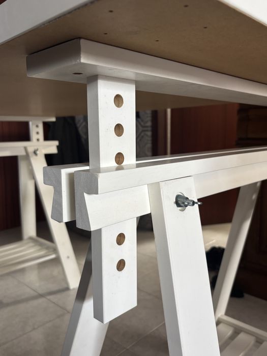 Secretária Com Dois Cavaletes e um Tampo