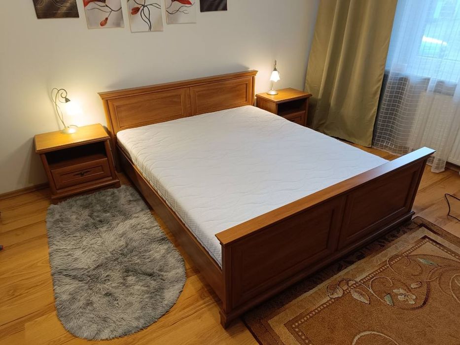 Łóżko z materacem i szafki nocne