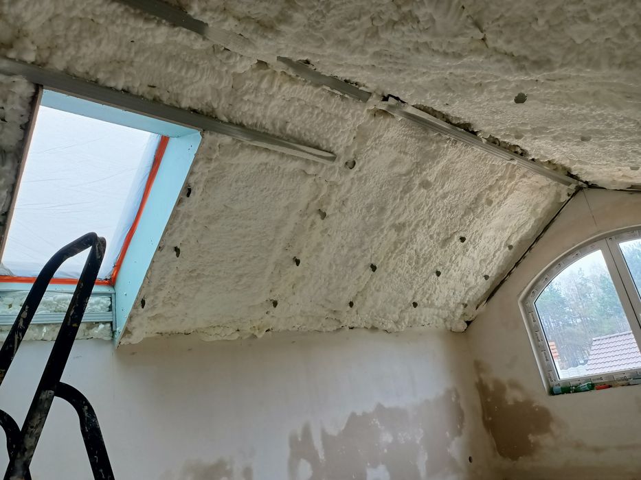 Ocieplenia poddasza pianą PUR izolacje celulozą wełną , izolacje dachu