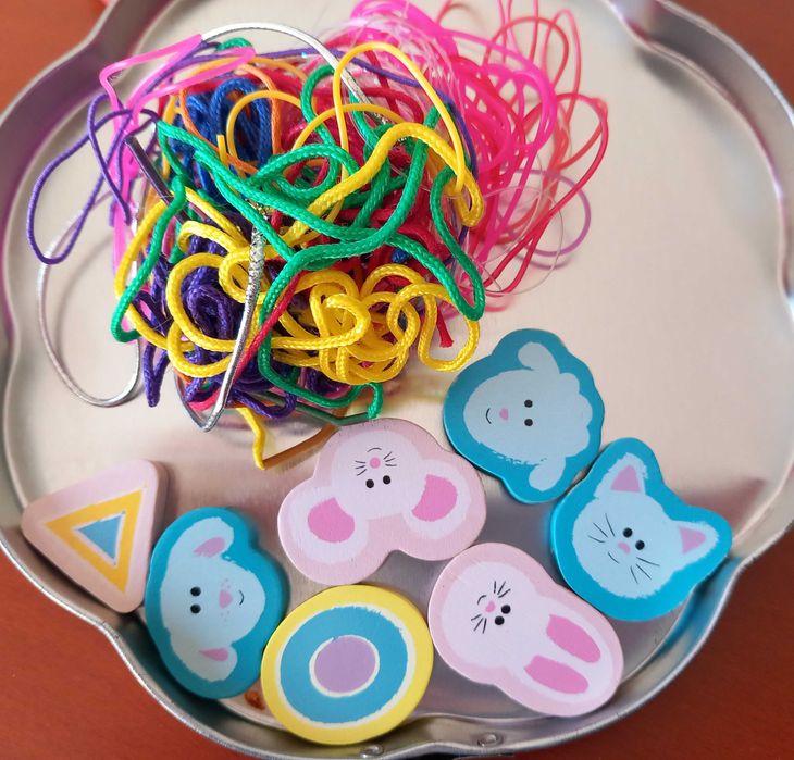 Contas coloridas de madeira