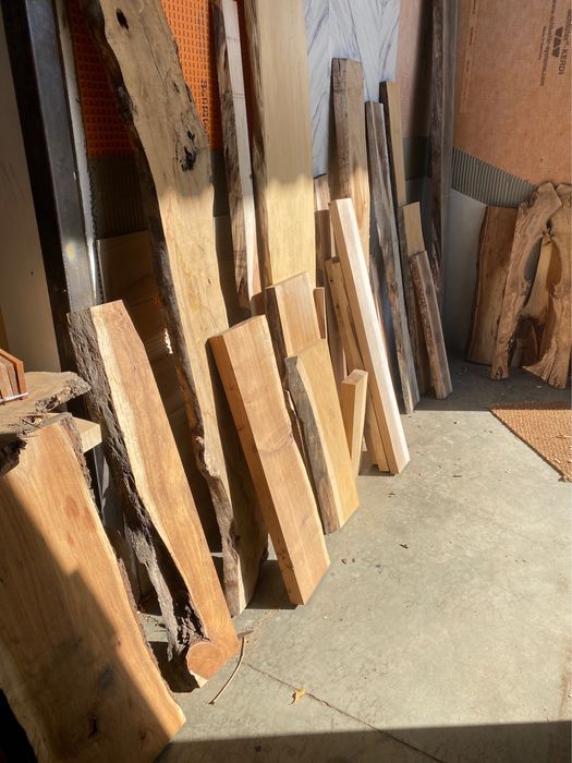Pranchas, tábuas, peças de madeira rija