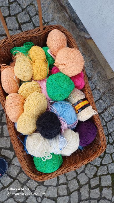 Wełna w wiklinowym wózku