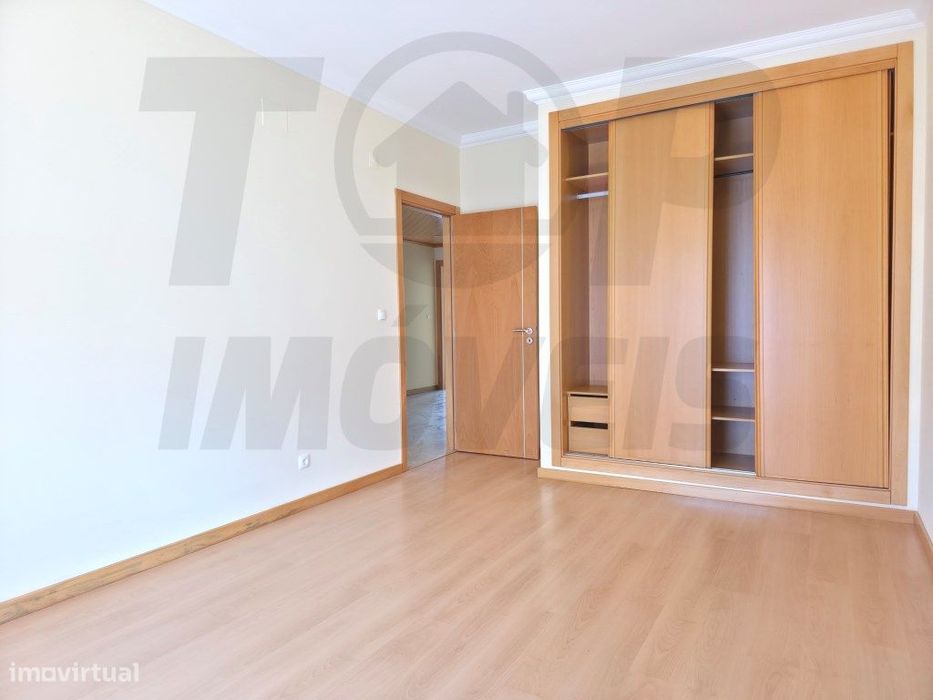 Apartamento T3 com Parqueamento - Urb. das Oliveirinhas - Samora Co...
