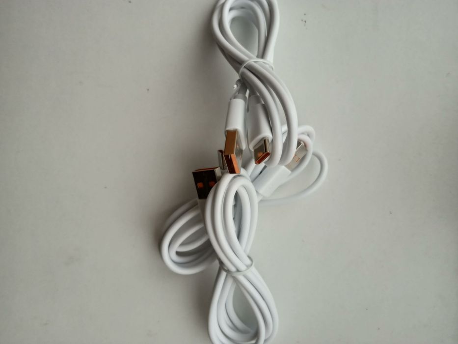 Кабелі до телефонів.