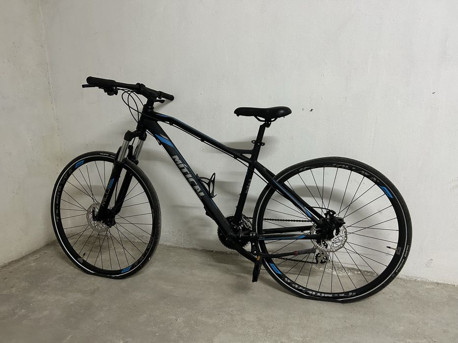 Bicicleta com travoes disco e pneus de estrada