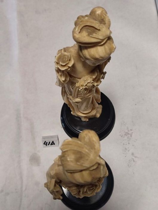 Par de figuras orientais okimonos de geisha