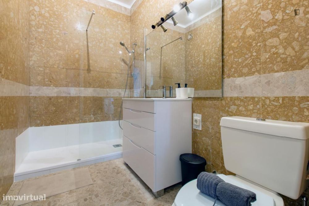 Quarto - localizado em Benfica Lisbon