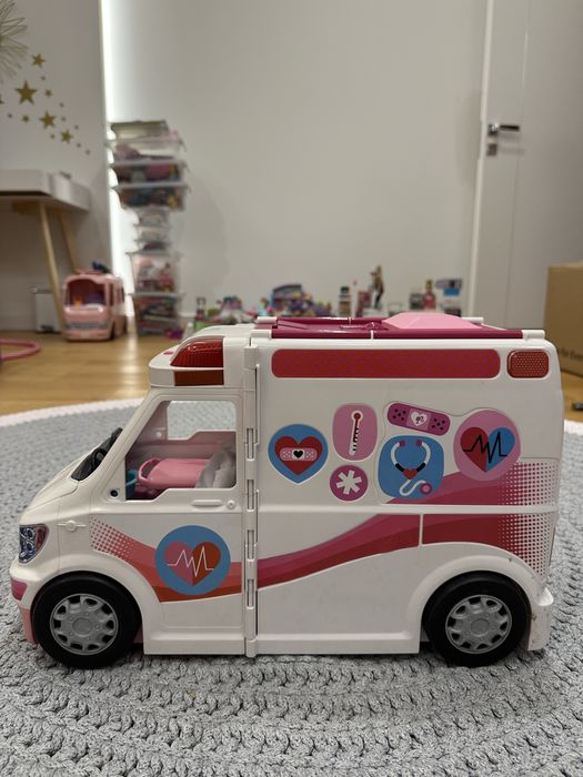 Barbie karetka zestaw z lalką FRM19