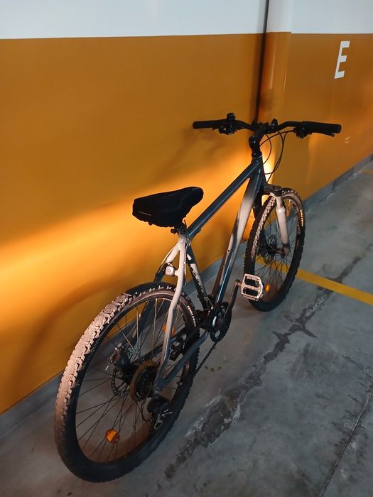 Bicicleta BTT com acessórios