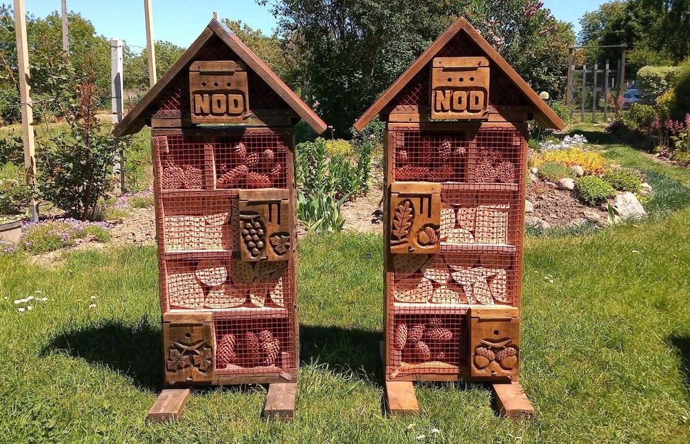 domek dla owadów, hotel dla owadów, rzeźbiony