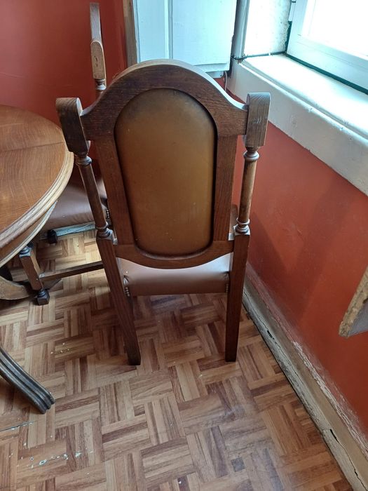 Vende-se mesa com cadeiras