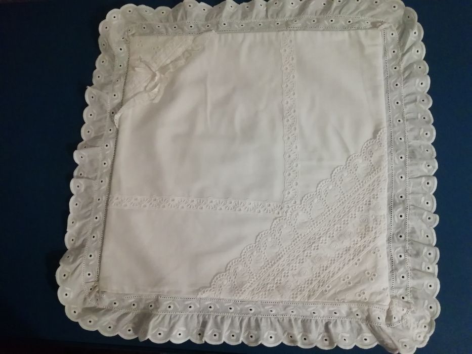Almofadas bordadas e de renda, duas delas com quase 100 anos