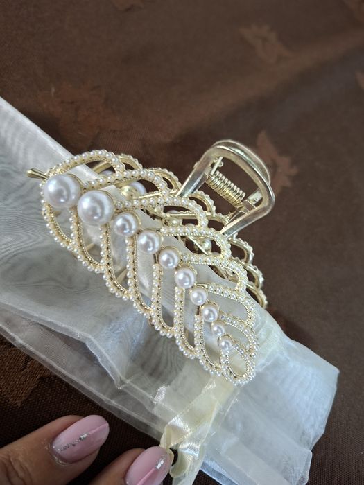 Mola de cabelo dourada com pérolas – elegante