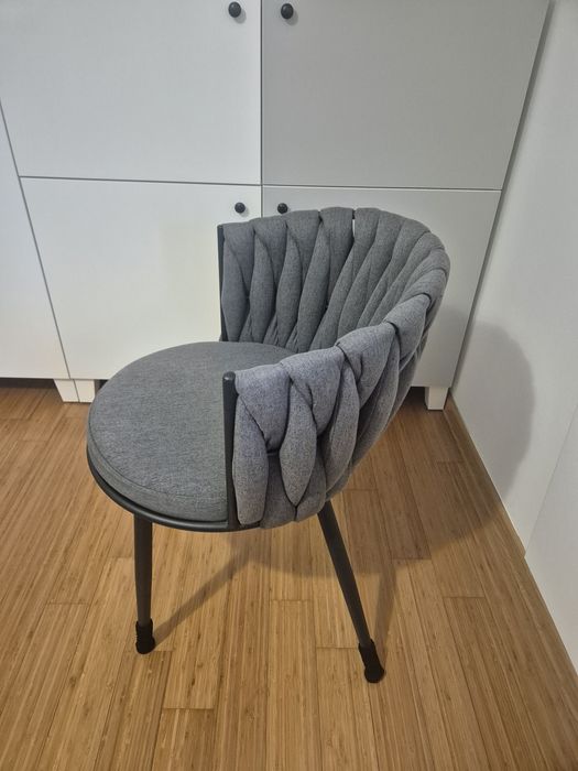 Krzesło Glamour tapicerowane szare z czarnymi nóżkami stan bardz dobry