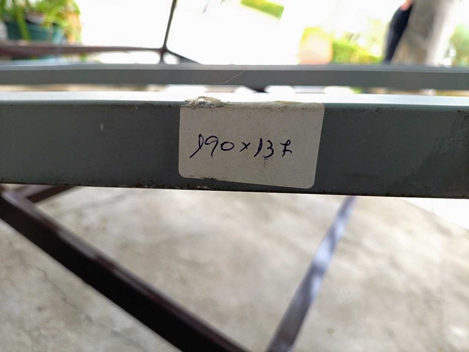 Cama de casal em ferro tubular leve resistente