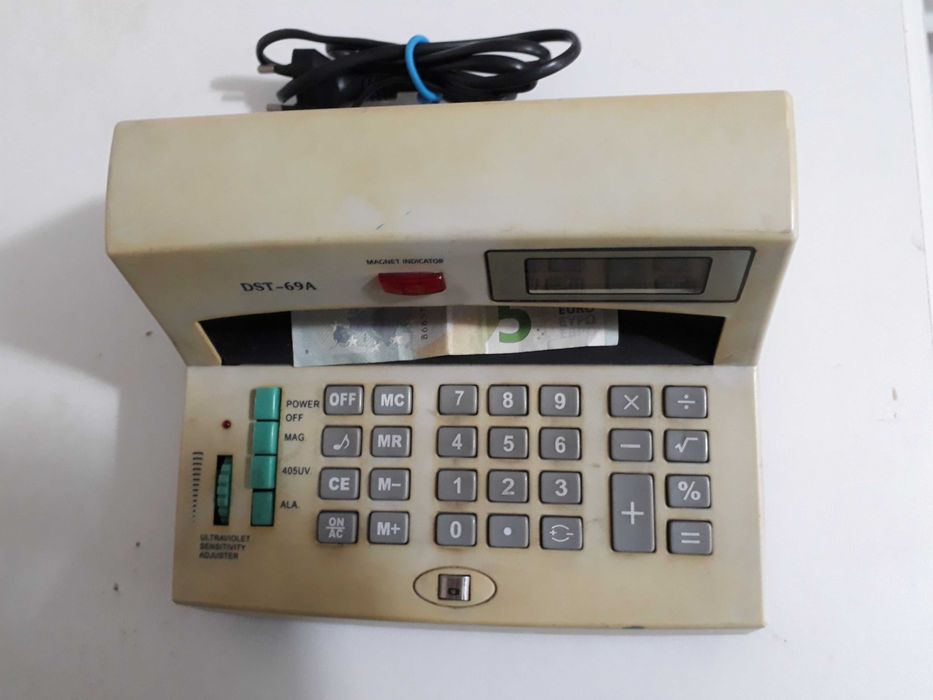Detetor de notas falsas ultravioleta com calculadora