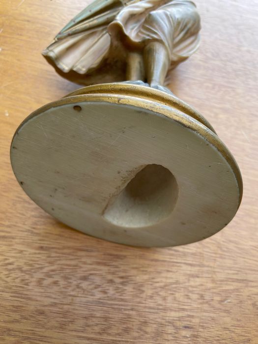 Estatueta Vintage Mulher ao Vento