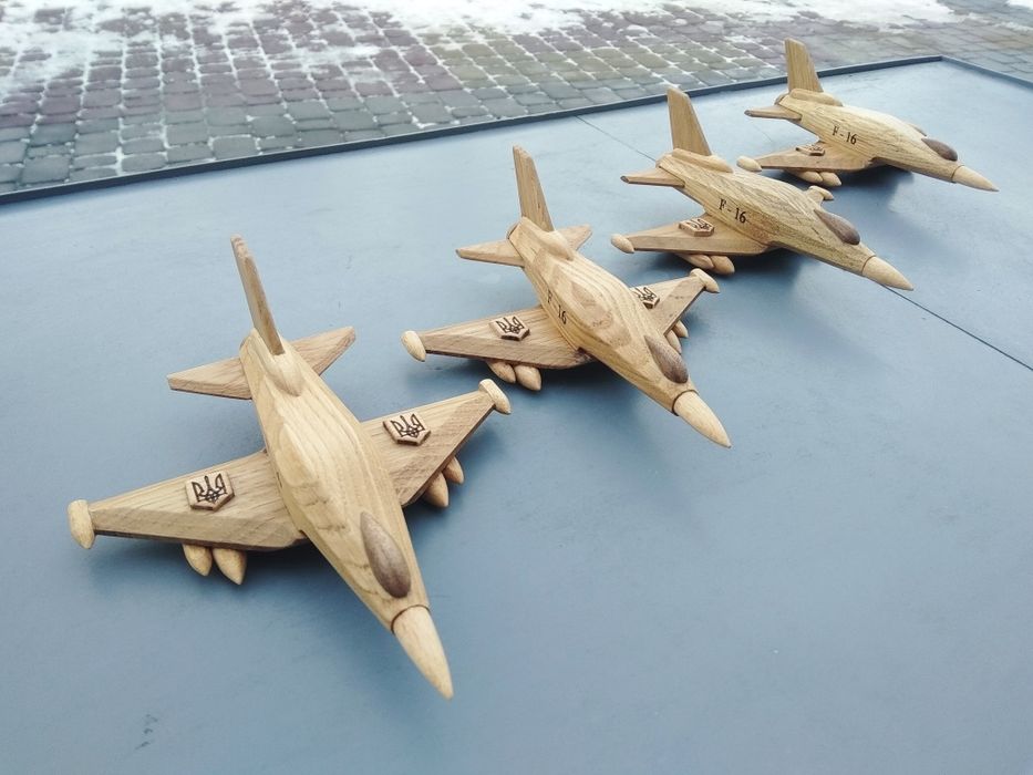 Сувенір з дерева ,,Літачок F-16''