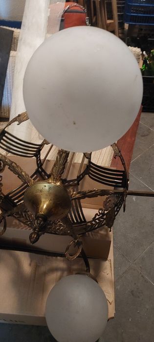 Candeeiro antigo em bronze e globos de vidro, de tecto