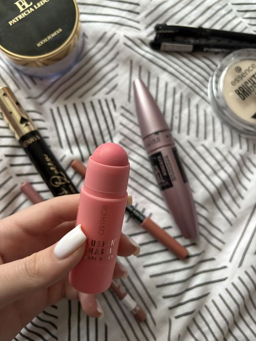 лот косметики.