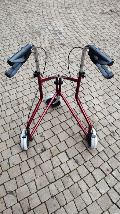 Balkonik, chodzik, rollator.