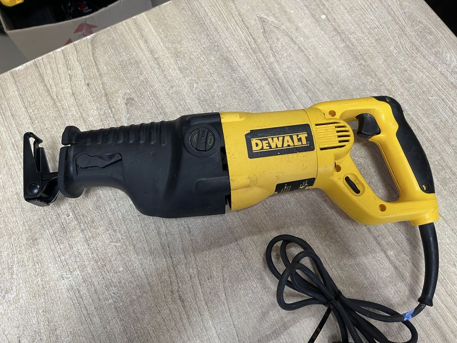 Dewalt DW311 / шабельна пила Девольт 1200W