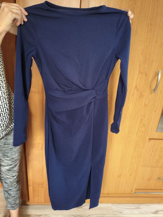 Granatowa elegancka sukienka z długim rękawem