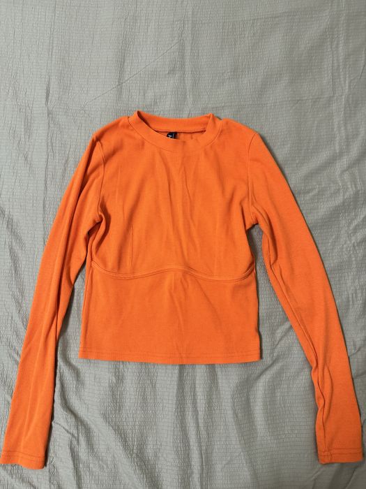 топ яскраво помаранчевий
