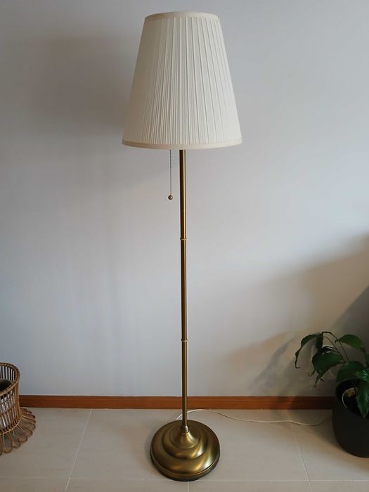 Candeeiro de pé IKEA ÅRSTID, latão/branco