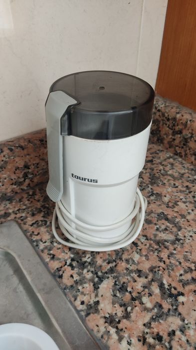 Faca  eléctrica  e moinho de café