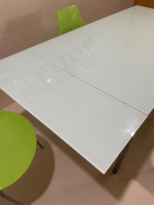 Mesa de cozinha extensível  em vidro branco e estrutura em aço