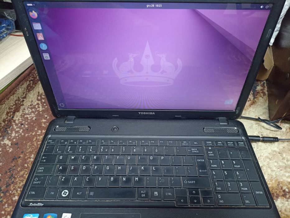 Laptop Toshiba satellite i3, 2gb ramu, dysk twardy, linux