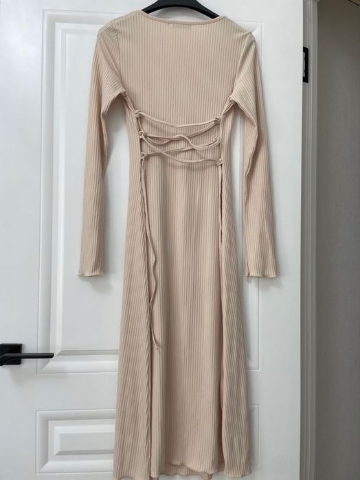 Длинное бежевое платье