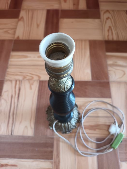 Candeeiro de mesa antigo em Pau Preto