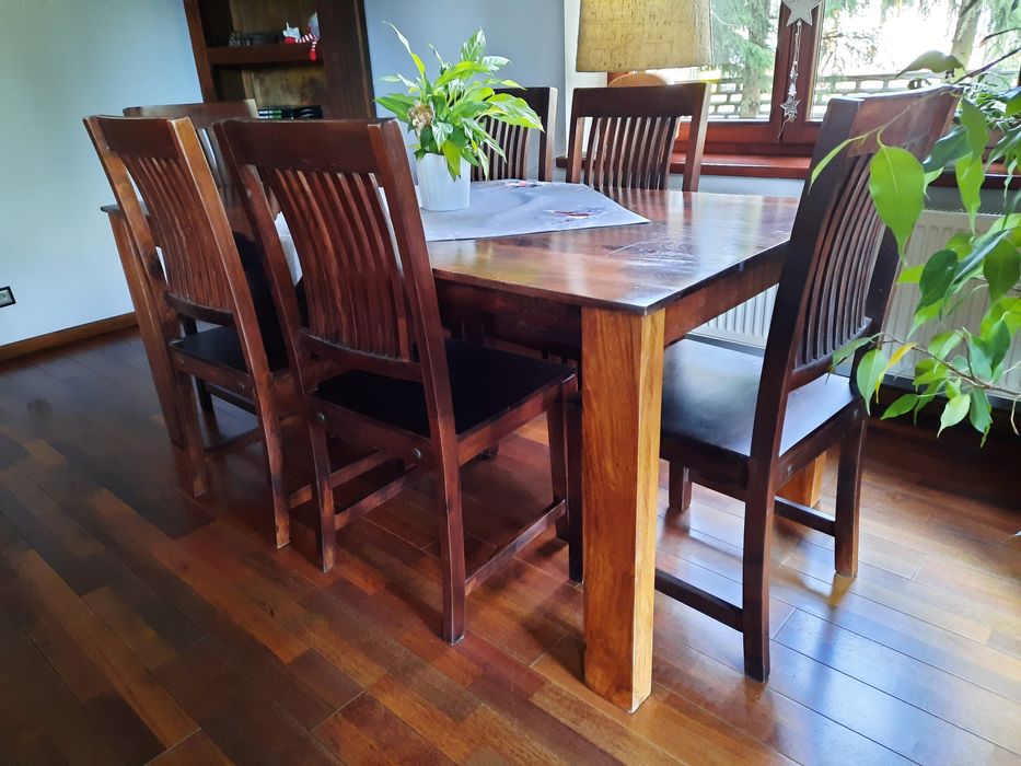 Stół drewniany plus sześć krzeseł