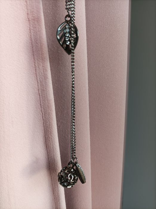 Bardzo długi naszyjnik