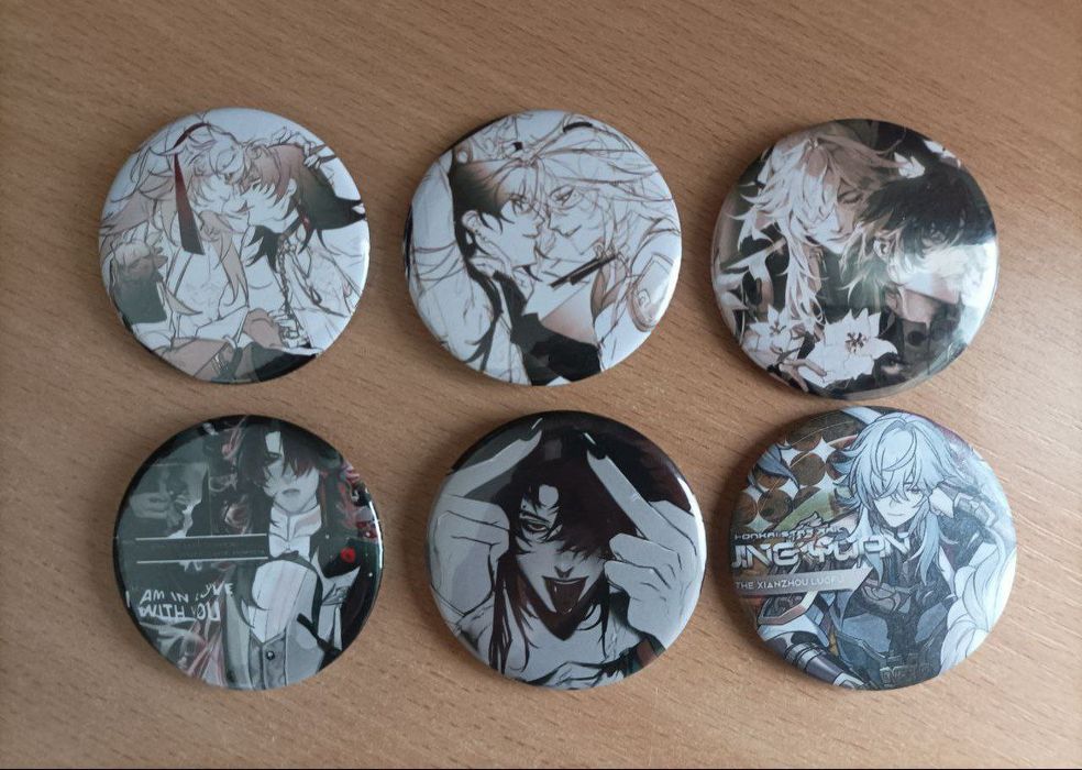 Значки з персонажами Хонкай Стар Рейл.