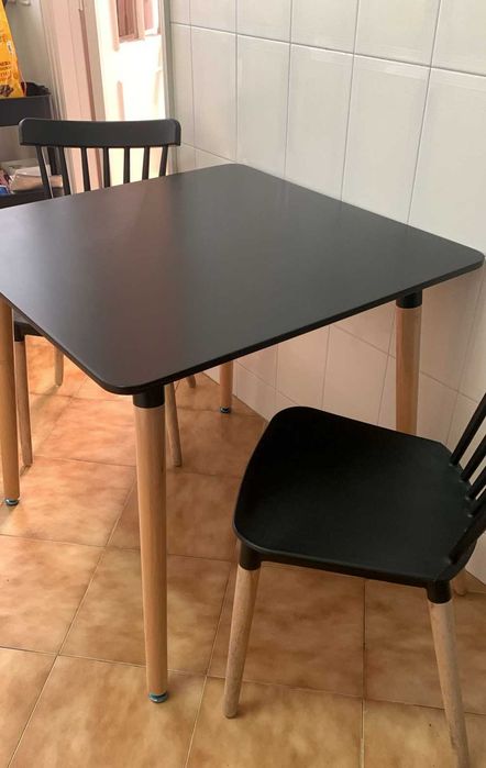 Conjunto mesa 80x80 PRETO Royal SkLum + 2 cadeiras – Excelente estado!