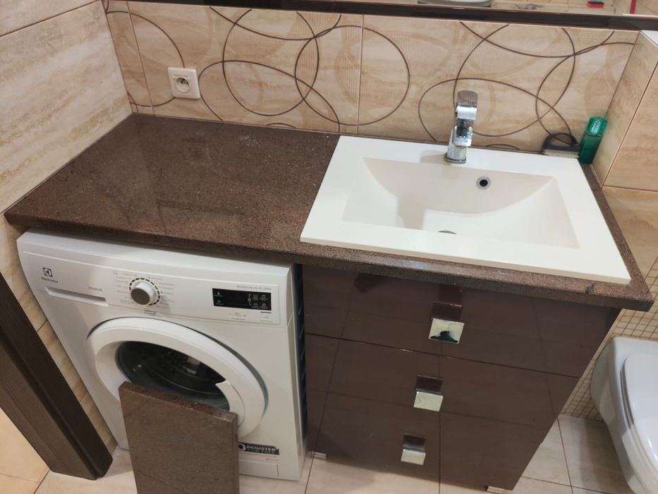 Szafka łazienkowa z blatem z marmuru, umywalka,bateria