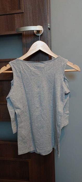 Szara koszulka z odkrytymi ramionami