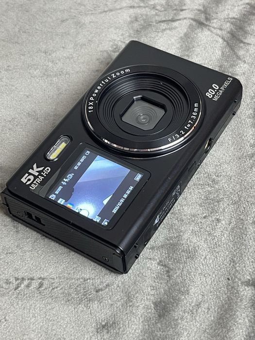 Фотокамера  с Wi-Fi и двумя экранами