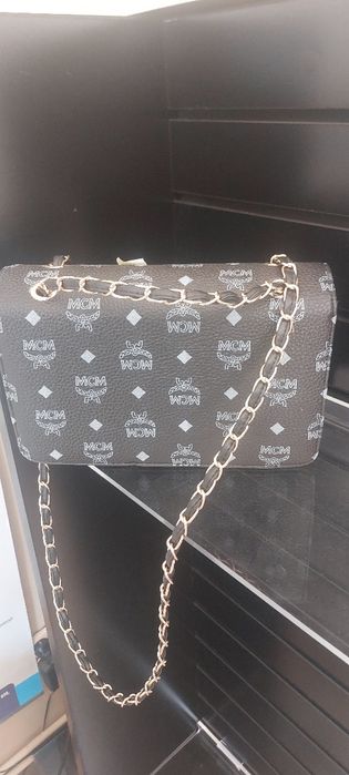 Torebka czarna sztywna pasek z łańcuszkiem