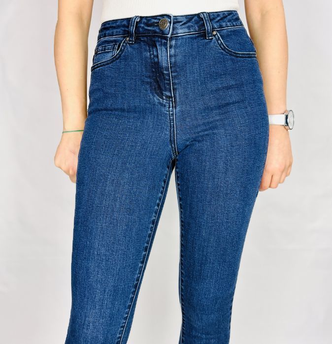 Granatowe jeansy z postrzępionymi nogawkami S 36