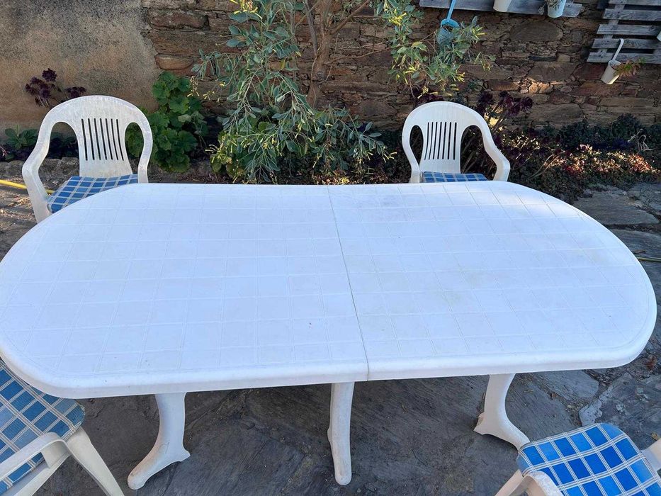 Mesa para jardim com 4 cadeiras e coxins