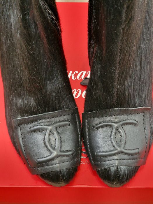 Чорні ботильйони на високих підборах з хутром та декоративною пряжкою