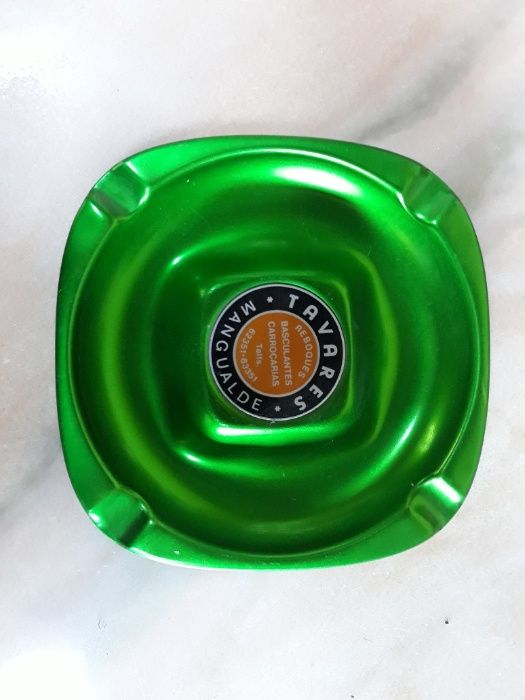 Cinzeiros antigos e variados.