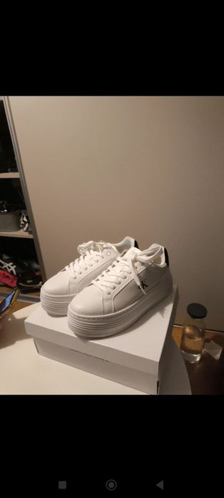 Białe sneakersy CK w kolorze 38