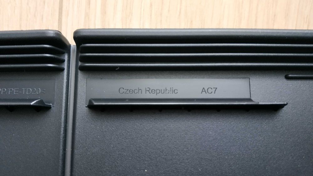 System mocowania kartonów w bagażniku