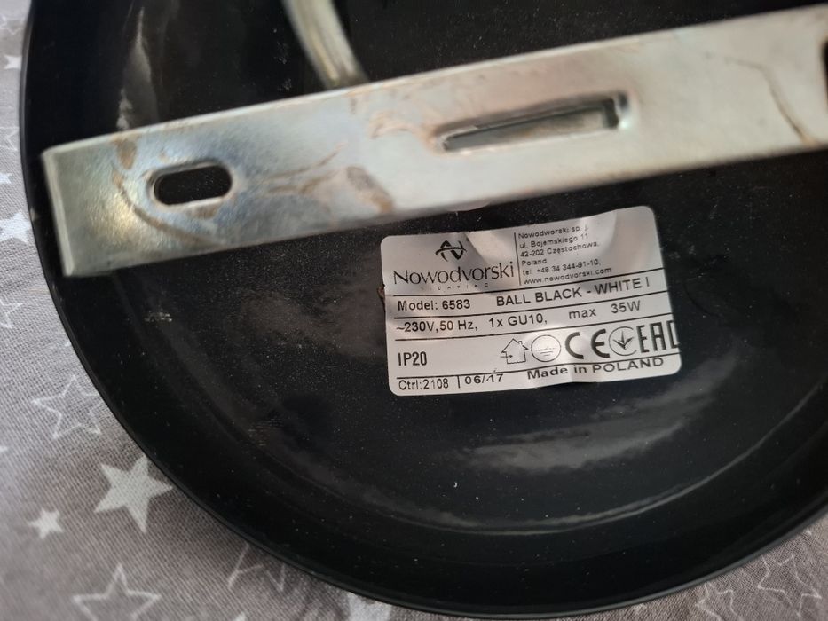 Czarne lampy z połyskiem